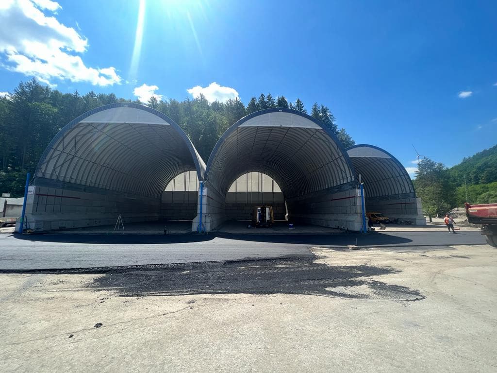 boxenanlage mit überdachung aus betonblöcken in pirmasens