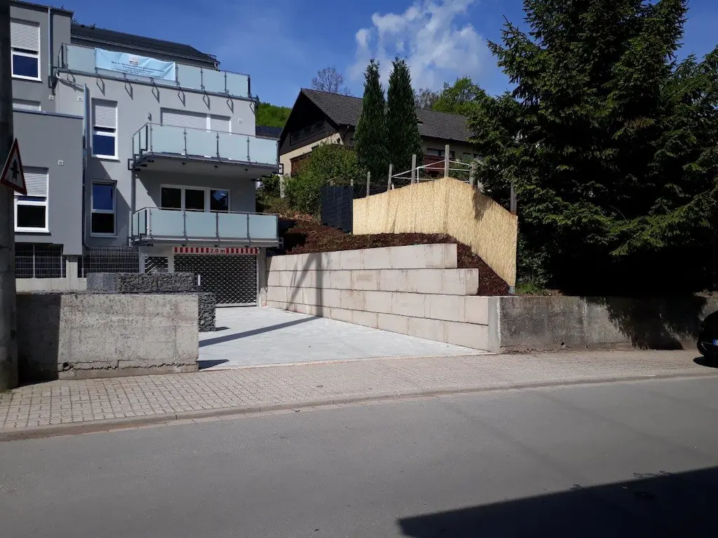 hangsicherung aus betonblock steinen im lego-system