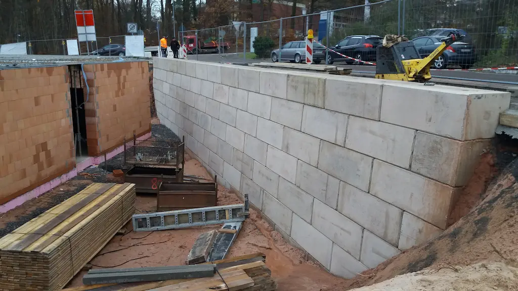 schallschutzmauer aus betonblock steine